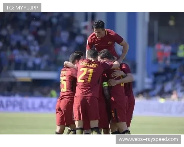 罗马客场球迷燃放烟火，都灵天空染红蓝