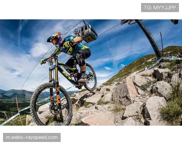 为提升安全性，UCI强制要求2026赛季所有世界杯赛道加装新型护垫